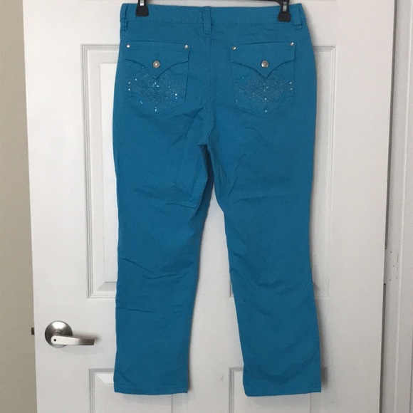 These cute popping rhinestone jeans!! 😎 - Picture 3 of 4